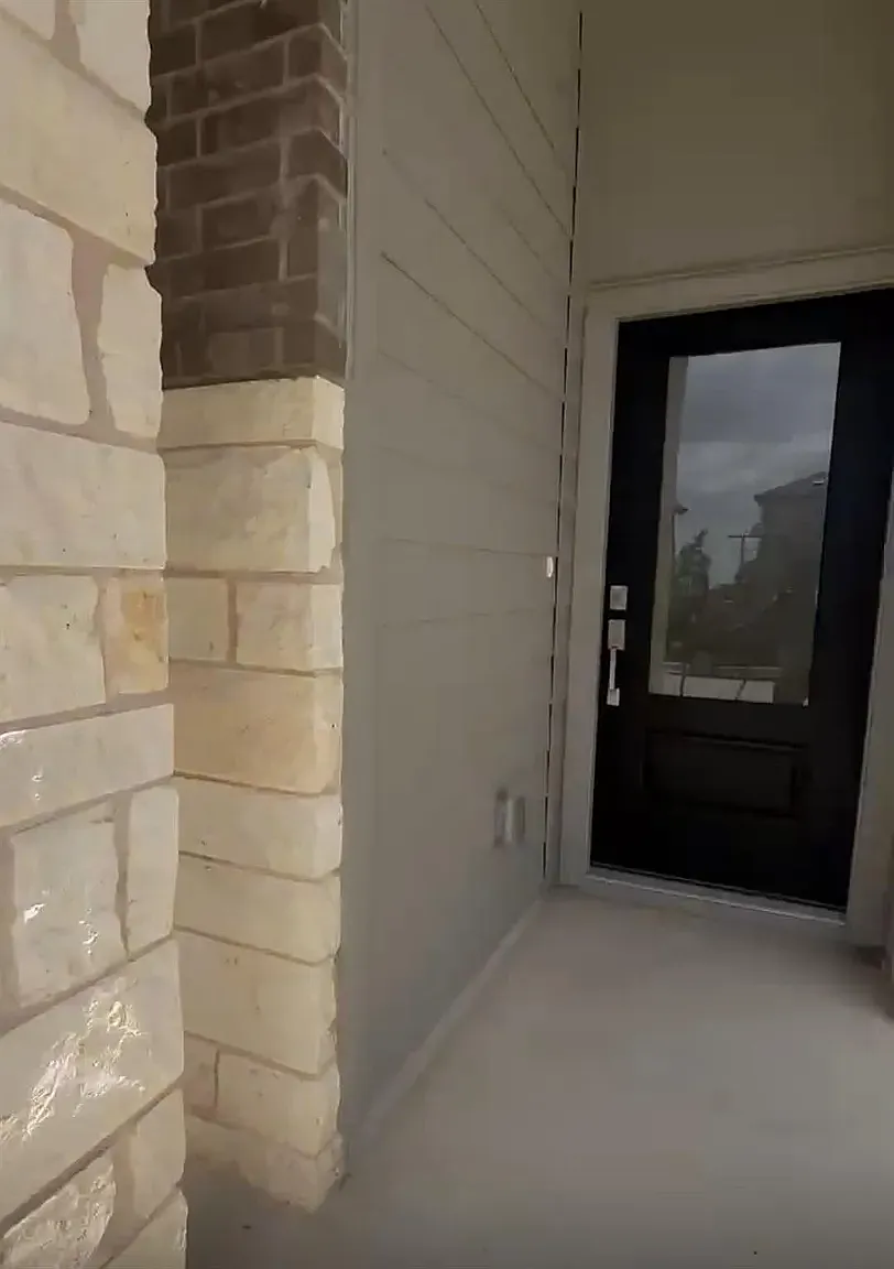 5 bed, 2.5 bath, 2532 sqft, $2,599 — Photo 2