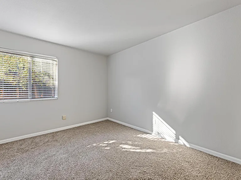 4866 Canfield Cir — Photo 10