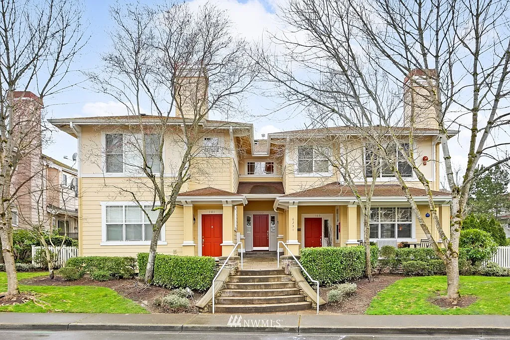 6231 189th NE #102 photo 1