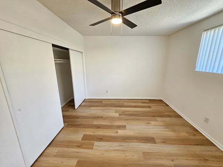 910 N Orange Grove Ave — Photo 14