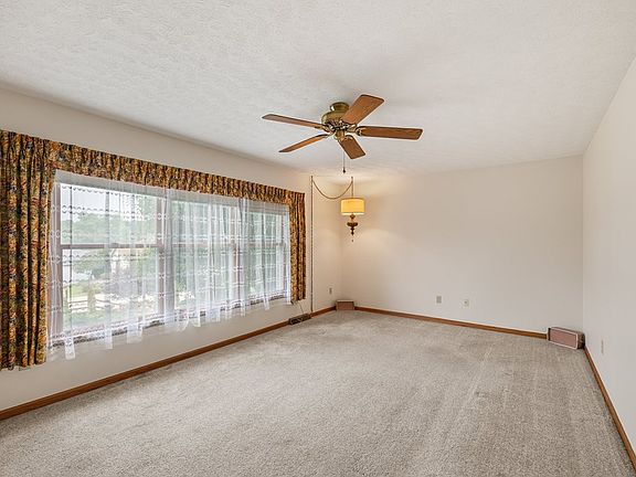 5th image of 908 E Linden Cir