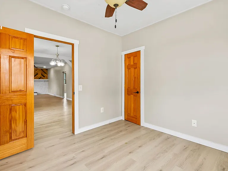 125 E Charles St — Photo 12