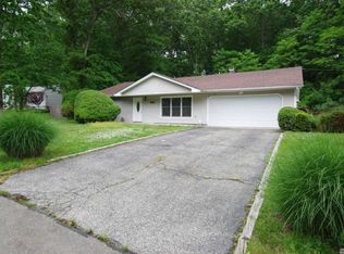 25 Chateau Dr, Melville, NY 11747