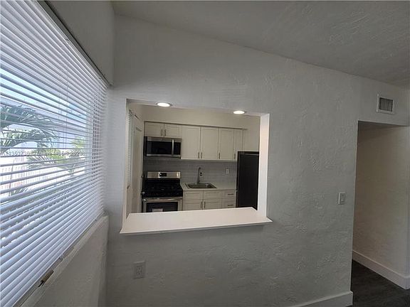 5th image of 7435 Byron Ave APT 6