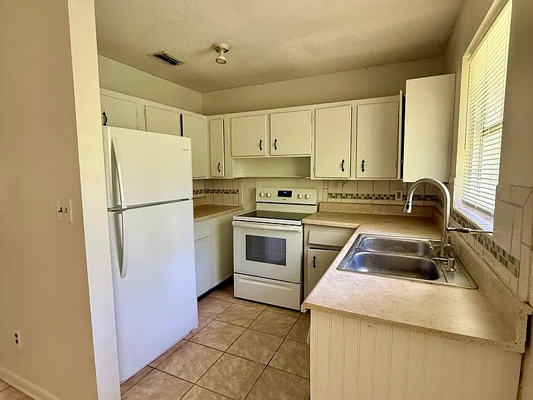 1053 Legay Ave — Photo 2