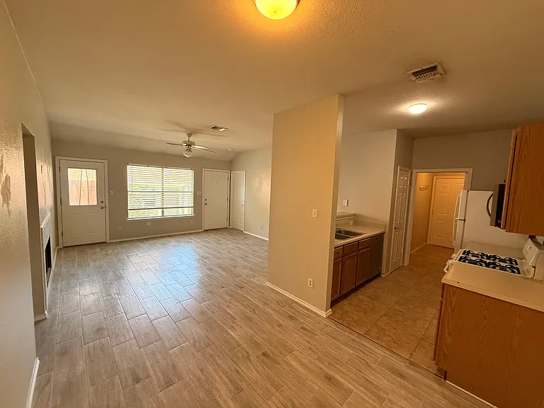 1235 Orchard Park Cir — Photo 4