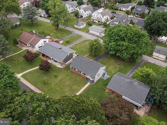 2nd image of 1027 Oak St