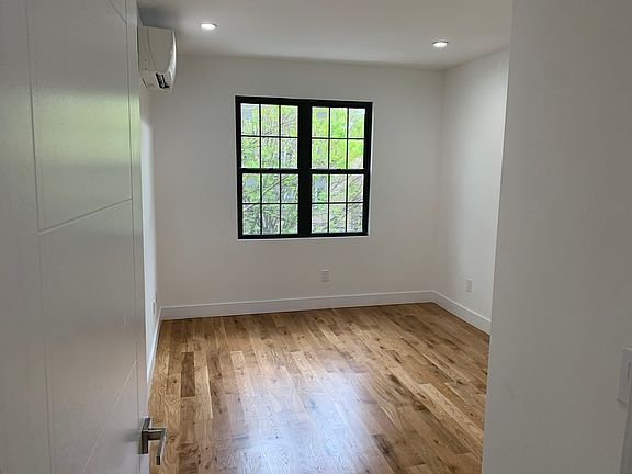 4th image of 141 Woodbine St #4