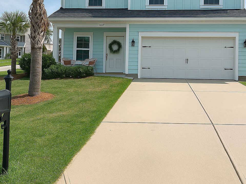 1.5 car garage and wide driveway, multiple palm trees! Charleston vibes in Lexington!