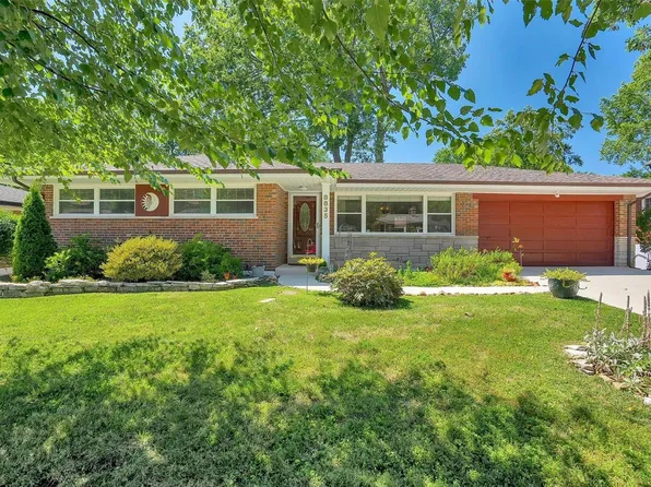 8835 Red Oak Dr, Saint Louis, MO 63126