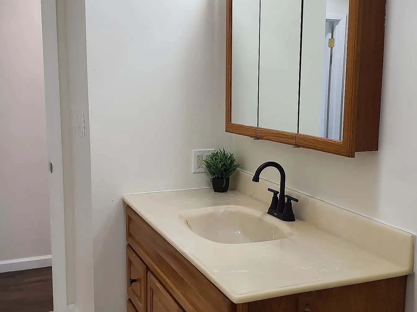 6 bed, $4,000 — Photo 2