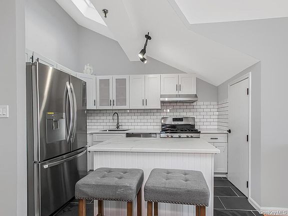 5th image of 1434 Outlook Avenue #3
