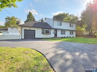 204 Clayton Ter, Paramus, NJ 07652