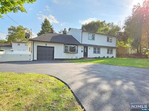 204 Clayton Ter, Paramus, NJ 07652