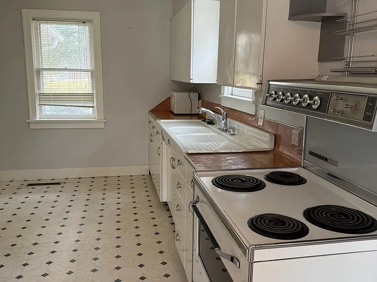 807 S Fiske St — Photo 2