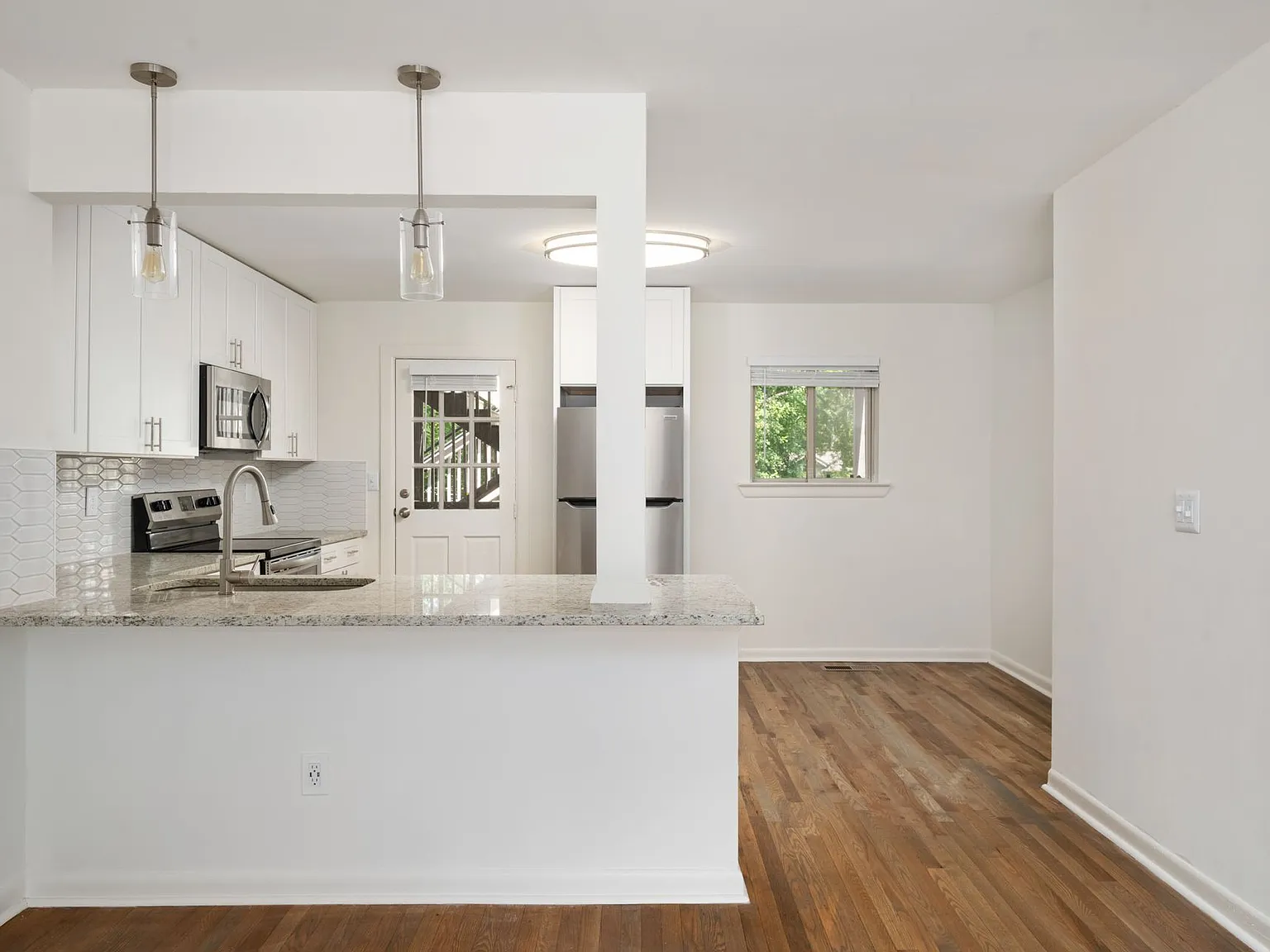 2 bed, 1000 sqft, $1,900 — Photo 3