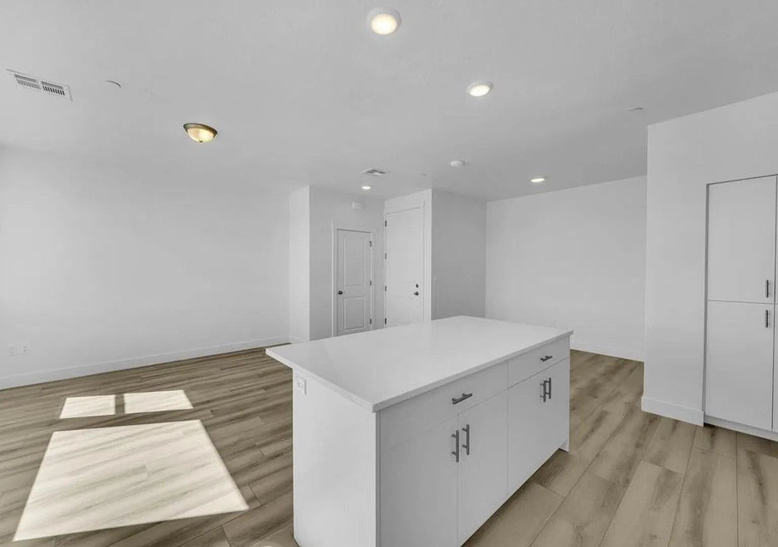 Desert Color 2 Bedroom Condo. 6 Month Lease! — Photo 2