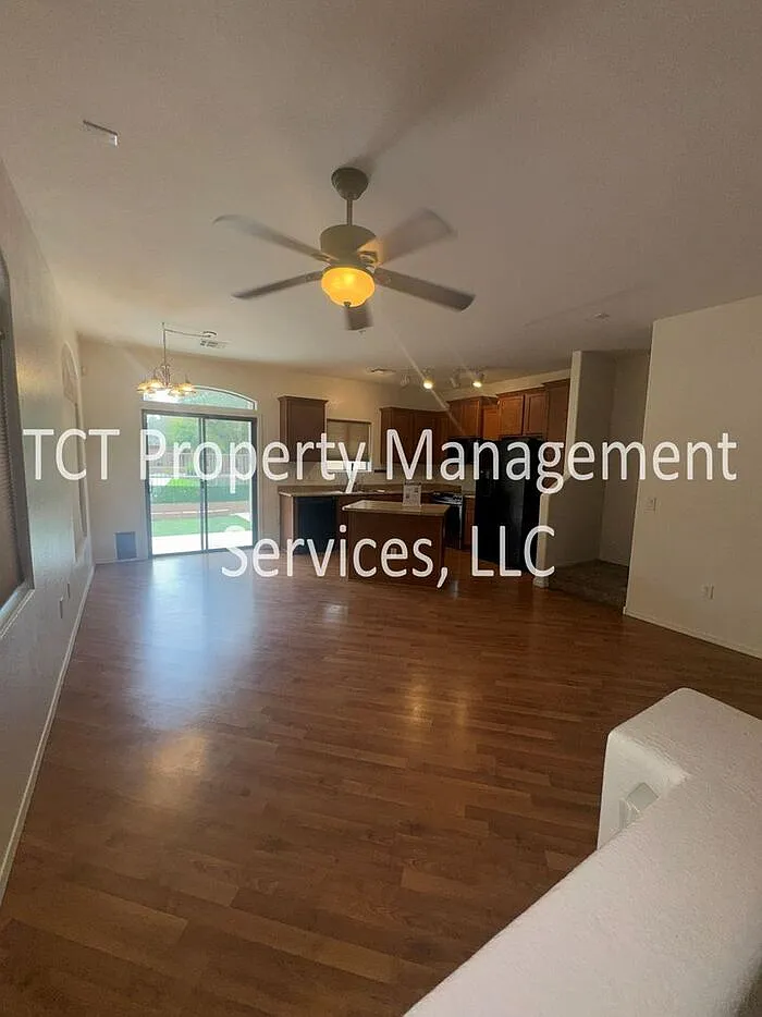 3 bed, 2.5 bath, 1380 sqft, $2,100 — Photo 2