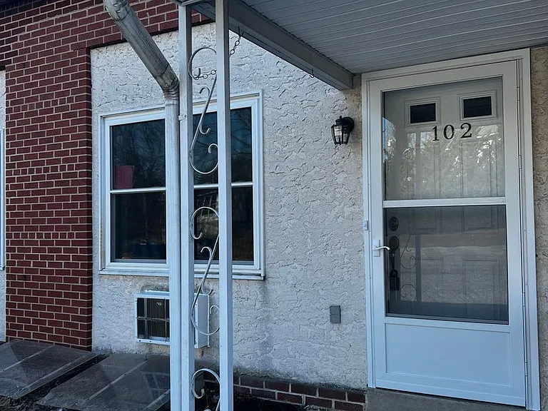 Maple Leaf Apartments — Photo 1