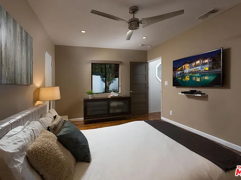 1733 Sunset Plaza Dr — Photo 42