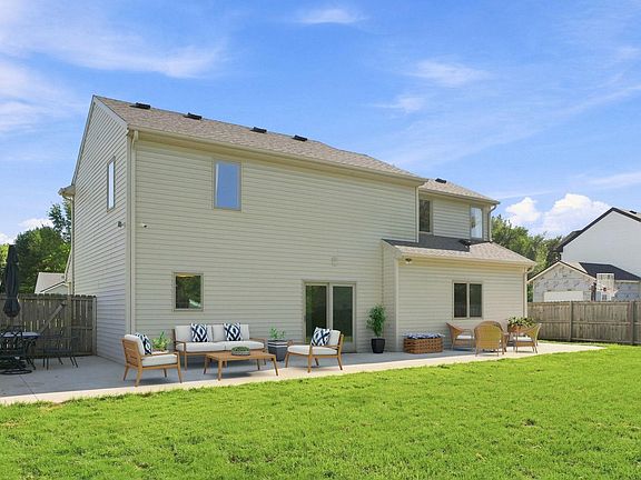 4th image of 4018 Three Oaks Dr