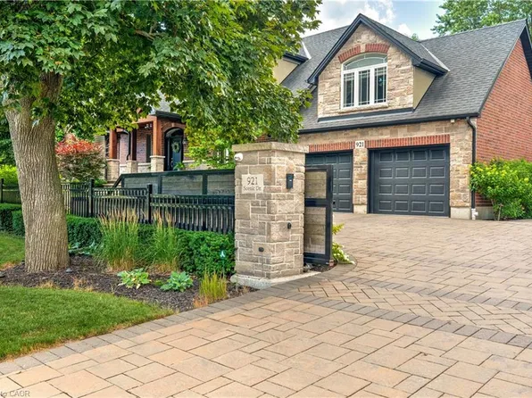 921 Scenic Dr, Hamilton, ON L9C 1H7