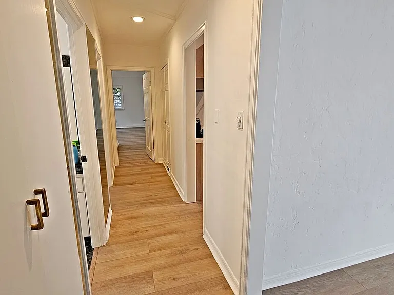132 S La Peer Dr — Photo 15