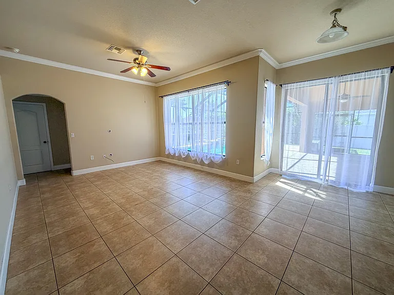 2110 SW 38th Ter — Photo 13