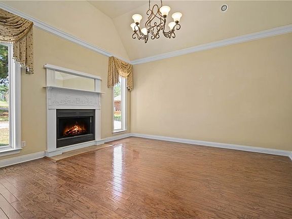 4th image of 2660 Meadow Lake Rd