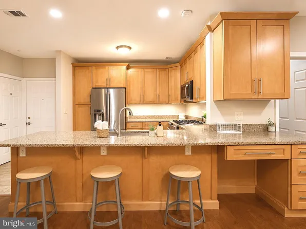 1701 Lake Shore Crest Dr APT 21, Reston, VA 20190