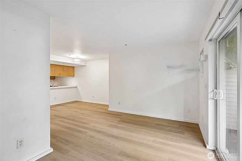 5th image of 12345 Roosevelt Way NE #306