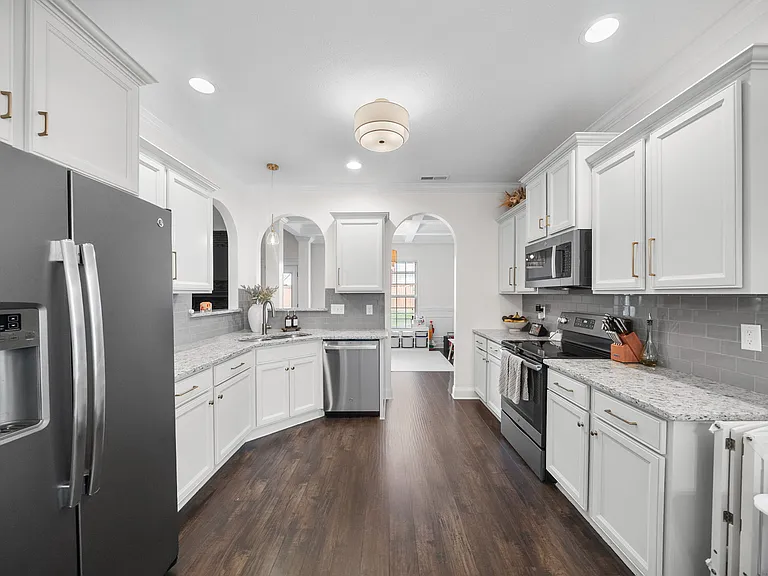 404 Sedgwick Ln — Photo 8