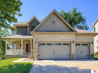 913 Rawhide Rd, Papillion, NE 68046