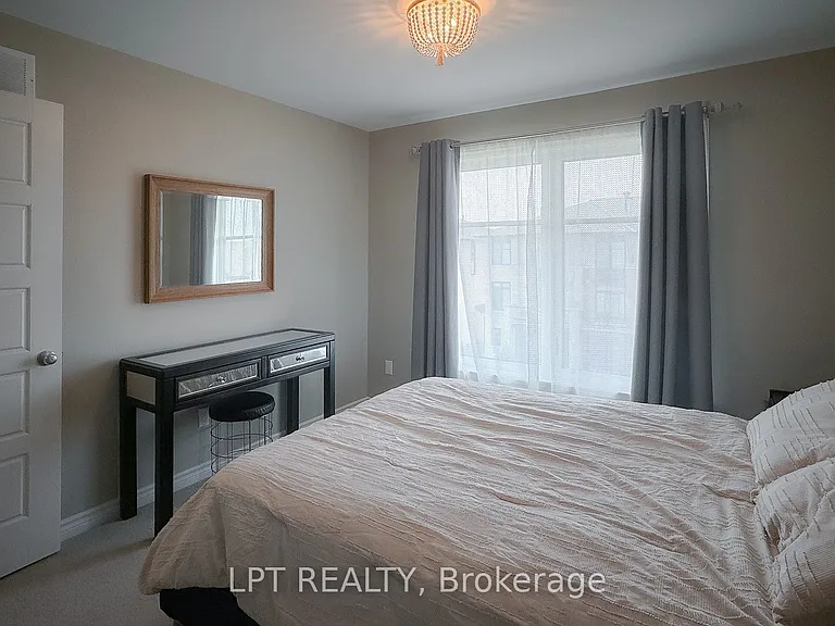 552 Labrador Cres — Photo 21
