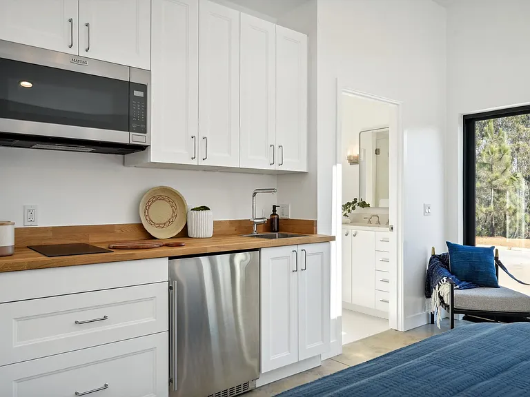 Bedroom with Kitchenette and En-Suite Bathroom