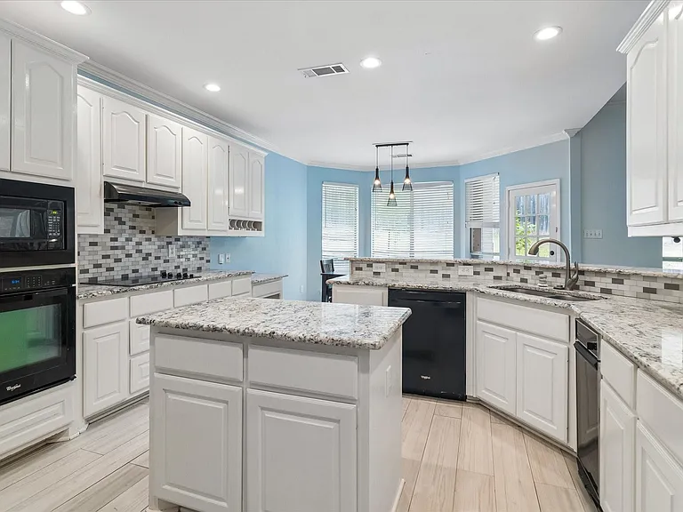 Great kitchen with lots of counter space for prepping gourmet meals!