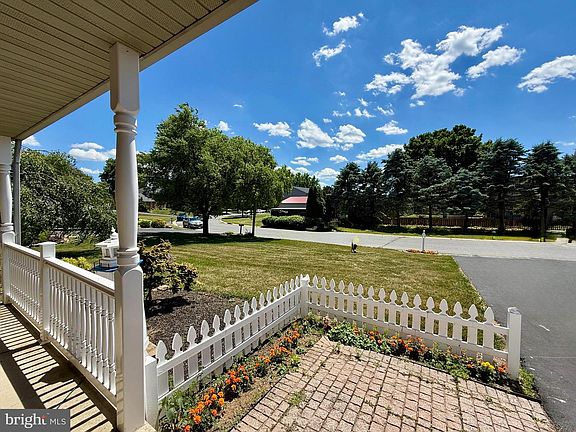 4th image of 304 W Walnut Tree Dr