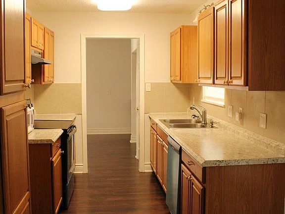 2nd image of 1107 W Hutchinson St