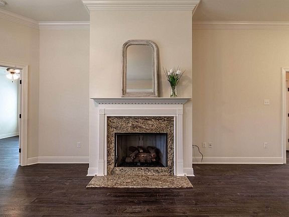 3rd image of 111 Caillou Grove Rd