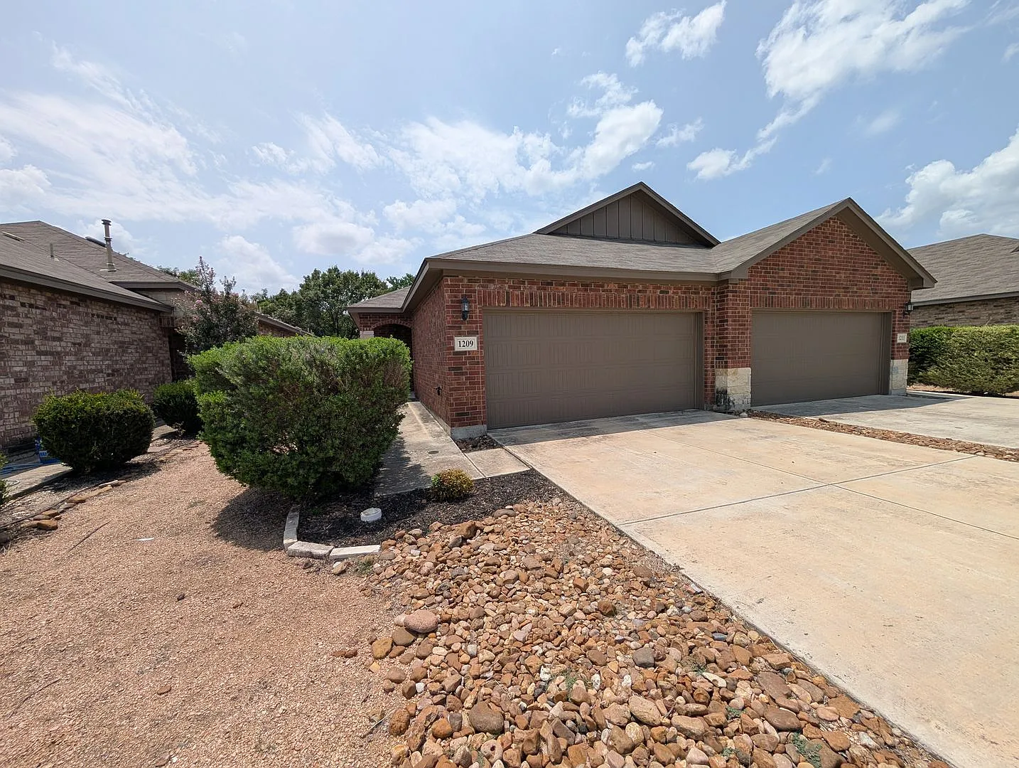 Less than 1 Mile to Gruene / Fridge Included/No Carpet / Gas Cooking / Covered Patio / CISD — Photo 1