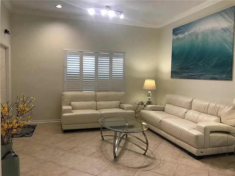 1118 Chinaberry Dr — Photo 3