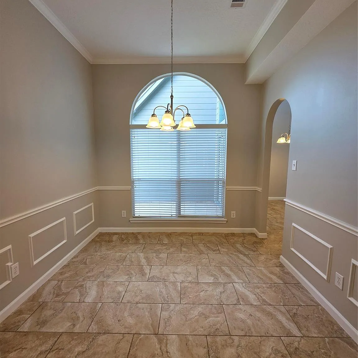 3 bed, 2.5 bath, 2406 sqft, $2,595 — Photo 4