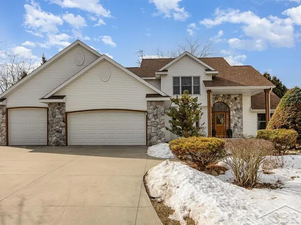 12837 Whisper Ridge Dr, Freeland, MI 48623