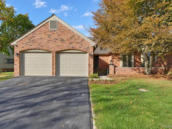 30449 Ramblewood Club Dr, Farmington, MI 48331