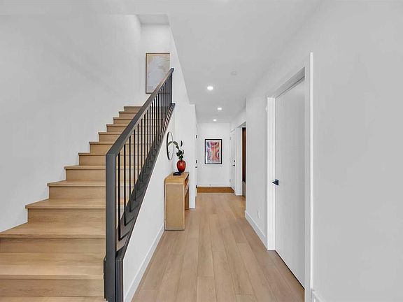 3rd image of 124 W Greenwich Dr NW