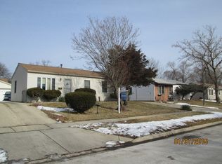 122 Cedar Cir, Streamwood, IL 60107