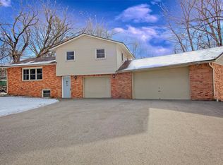 921 Western Dr, Chanhassen, MN 55317