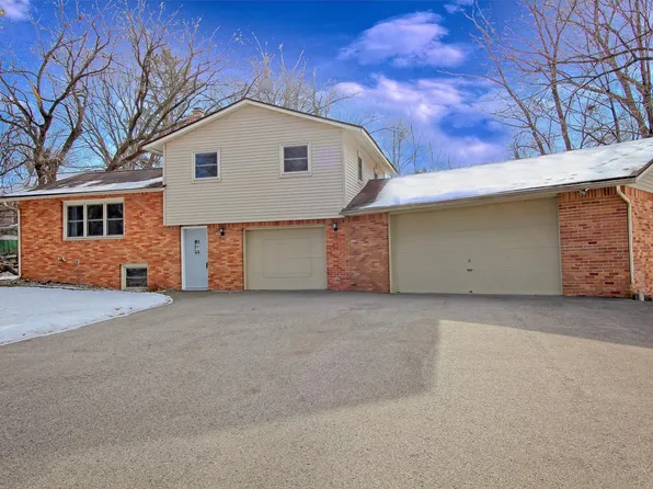 921 Western Dr, Chanhassen, MN 55317