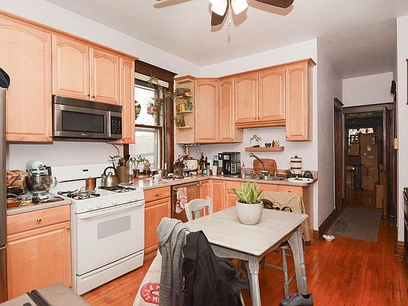 3rd image of 2627 W Walton St #4