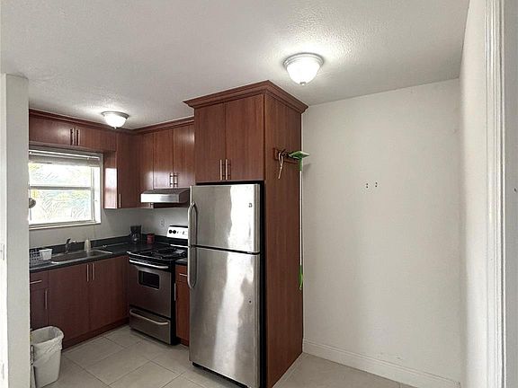 3rd image of 4071 N Dixie Highway #19
